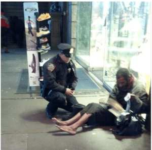 Lawrence Deprimo dona un paio di stivali a un senza tetto