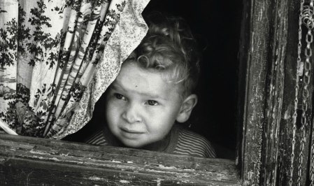 Vincenzo Balocchi, Bambino che guarda dalla finestra, 1960-1970 ca.